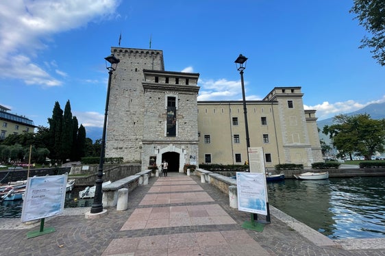 Die Festung Rocca di Riva, Austragungsort des ersten Konzertes in Riva del Garda im Trentino. (Foto: Euregio/GNews)