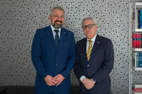 Confermati in carica dalla Giunta provinciale oggi (16 febbraio): da sinistra il direttore generale Alexander Steiner e il segretario generale Eros Magnago. (Foto: ASP/Greta Stuefer)