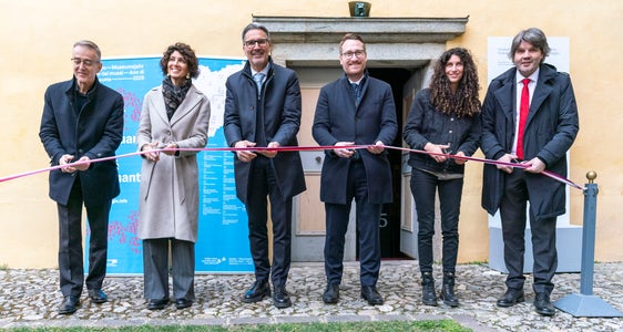 Taglio del nastro con gli ospiti d'onore: (da sinistra) il presidente della fondazione Hofburg Michael Mitterhofer, la vicepresidente della Giunta provinciale di Trento Francesca Gerosa, il presidente dell'Euregio e presidente della Giunta provinciale di Bolzano Arno Kompatscher, il vicecapitano del Land del Tirolo Philip Wohlgemuth, la curatrice della mostra Hofburg Kathrin Zitturi e il direttore della Hofburg Peter Schwienbacher (Foto: USP/Daniel von Johnston)