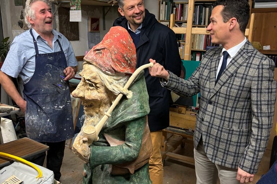 Da man ciampa a man dërta: scoltur y restauradú Hannes Rindler, assessur provinzial ala Formaziun y Cultura ladina, Daniel Alfreider, diretur dl Departimënt Intendënza y Cultura ladina, André Comploi. (Foto: USP/Intendënza y Cultura ladina)