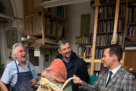 Da sinistra a destra: Hannes Rindler, scultore e restauratore, Daniel Alfreider, assessore all'Istruzione, Formazione e Cultura ladina, André Comploi, direttore della Direzione Istruzione, Formazione e Cultura ladina (Foto: USP/Direzione Istruzione, Formazione e Cultura ladina)