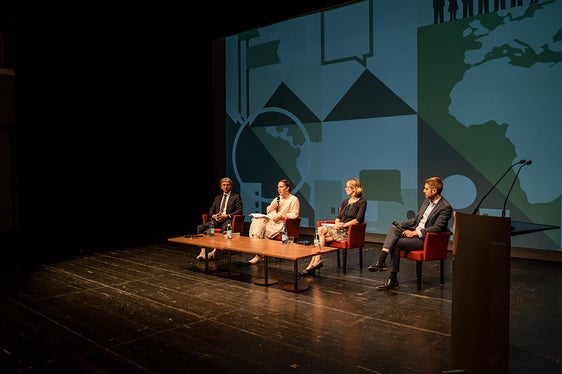L’Eurac ha organizzato presso il Teatro studio una tavola rotonda dal titolo “30 anni della quietanza liberatoria – Una pietra miliare nella storia dell’Alto Adige. (Foto: ASP/Claudia Corrent)