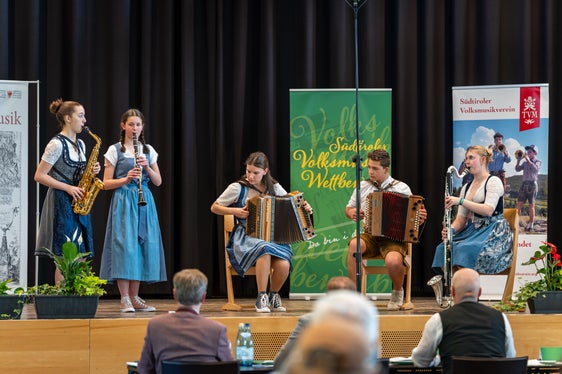 Al 7° Concorso di musica popolare dell'Alto Adige erano presenti due gruppi vocali, 45 solisti strumentali e 24 ensemble di musica popolare in varie formazioni. Nella foto, l'ensemble di musica popolare Gymme del Liceo delle scienze sociali ad indirizzo musicale di Merano. (Foto: USP/Direzione provinciale Scuola musicale tedesca e ladina/Thomas Wallnöfer)