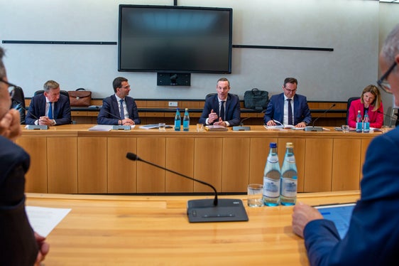 I presidenti Kompatscher (nella foto a sinistra) e Mattle sono stati informati dai gestori delle infrastrutture sulle prossime misure di intervento come, ad esempio, nella zona del viadotto Lueg. (Foto: ASP/Fabio Brucculeri)