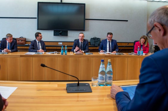 I presidenti Kompatscher (nella foto a sinistra) e Mattle sono stati informati dai gestori delle infrastrutture sulle prossime misure di intervento come, ad esempio, nella zona del viadotto Lueg. (Foto: ASP/Fabio Brucculeri)