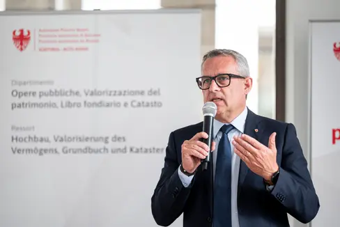 Bei der #halbzeit-Pressekonferenz gab Hochbau- und Vermögenslandesrat Christian Bianchi einen Überblick über die laufenden und geplanten öffentlichen Bauvorhaben. Für den Dreijahreszeitraum 2026–2028 sind 113 Projekte im Wert von 431 Millionen Euro vorgesehen. (Foto: LPA/Fabio Brucculeri)