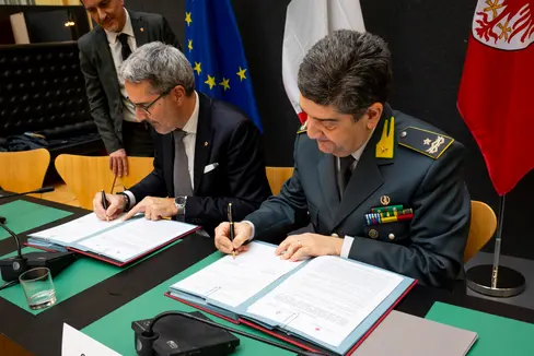 Lavorare insieme contro truffe e crimini in relazione ai fondi pubblici: Il presidente Arno Kompatscher e il generale Guido Zalano, comandante della Guardia di Finanza del Trentino-Alto Adige, hanno firmato un protocollo d'intesa sullo scambio di dati e informazioni tra le due istituzioni. (Foto: LPA/Fabio Brucculeri)