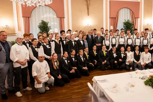Beim Besuch von Staatspräsident Mattarella und Bundespräsident Van der Bellen zeichneten Schülerinnen und Schüler sowie Mitarbeiter und Mitarbeiterinnen der Landeshotelfachschule Kaiserhof, der Landeshotelfachschule Cesare Ritz und der Landesberufsschule Savoy in Meran für Service und Küche verantwortlich; ganz rechts im Bild Kaiserhof-Direktor Hartwig Gerstgrasser. (Foto: LPA/Fabio Brucculeri)