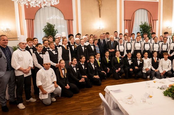 Gli studenti e le studentesse della Scuola provinciale alberghiera Kaiserhof di Merano, della Scuola professionale alberghiera Cesare Ritz di Merano e della Scuola professionale provinciale alberghiera Savoy di Merano hanno offerto un rinfresco al Presidente della Repubblica Sergio Mattarella e al Presidente federale austriaco Alexander Van der Bellen, nonché alle rispettive delegazioni, presso la Scuola provinciale alberghiera Kaiserhof. (Foto: USP/Fabio Brucculeri)