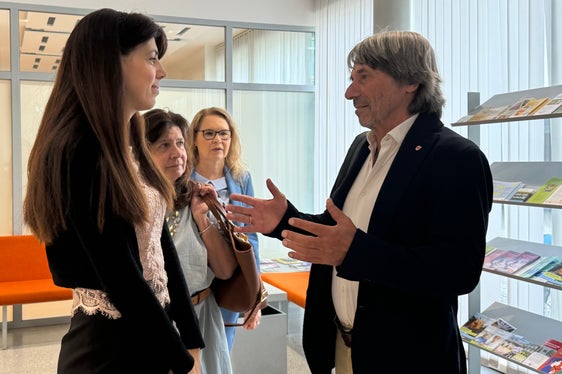 Nella Casa della Comunità inaugurata pochi giorni fa: la direttrice del Comprensorio sanitario Janah Maria Andreis, la dirigente tecnico-assistenziale Nadia Cervo, la dirigente della Dirigenza Amministrativa Evelin Reinstaller e l'assessore provinciale alla Prevenzione sanitaria e Salute Hubert Messner parlano degli sviluppi attuali. (Foto: USP/Angelika Schrott)