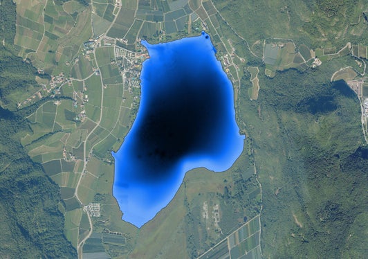 Neue Tiefenkarte des Kalterer Sees: Die Intensität der Blau-Färbung nimmt mit der Tiefe des Sees zu. Ein Vergleich mit einer Karte aus den 1970er Jahren zeigt ähnliche morphologische Verhältnisse. (Foto: LPA/Landesagentur für Umwelt und Klimaschutz)