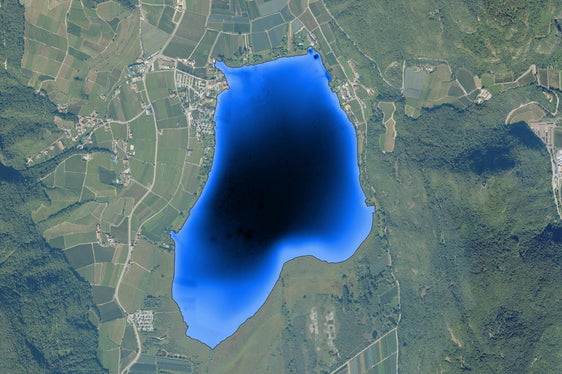 Neue Tiefenkarte des Kalterer Sees: Die Intensität der Blau-Färbung nimmt mit der Tiefe des Sees zu. Ein Vergleich mit einer Karte aus den 1970er Jahren zeigt ähnliche morphologische Verhältnisse. (Foto: LPA/Landesagentur für Umwelt und Klimaschutz)