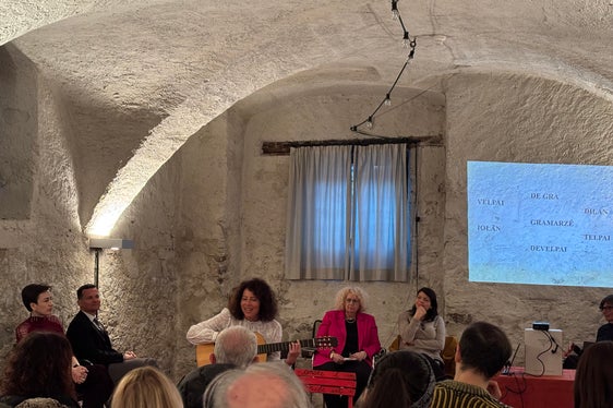Bei der Veranstaltung Intreciades³ stand die Rolle der Frau und ihre Bedeutung im Kunstbereich im Mittelpunkt, im Bild Marlene Schuen (Foto: LPA/Direktion ladinische Bildung und Kultur)