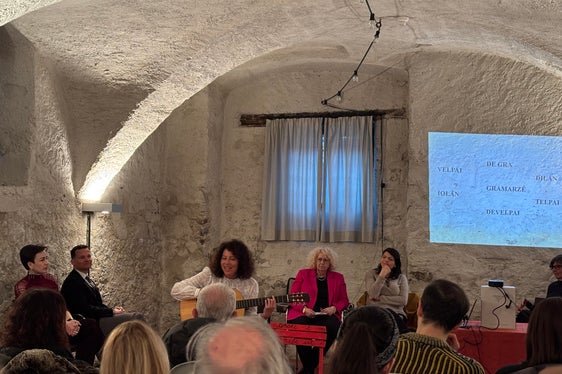 Bei der Veranstaltung Intreciades³ stand die Rolle der Frau und ihre Bedeutung im Kunstbereich im Mittelpunkt, im Bild Marlene Schuen (Foto: LPA/Direktion ladinische Bildung und Kultur)