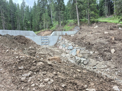 Die Wildbachverbauung hat im Reiterjochbach eine kleine Rückhaltesperre gebaut und ist jetzt an einem Nebenbach dabei, eine Netzsperre zu errichten. (Foto: LPA/Landesamt für Wildbach- und Lawinenverbauung Süd in der Agentur für Bevölkerungsschutz/Hansjörg Prugg)