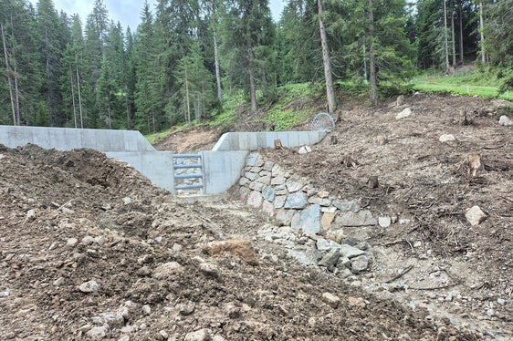 A monte della stazione a valle del comprensorio sciistico Obereggen, sono in corso i lavori di regimazione del torrente: “Il caposquadra Roland Obertegger e il suo gruppo hanno costruito una piccola briglia di contenimento nel rio San Floriano: ora è in fase di costruzione una barriera nel vicino affluente. (Foto: USP/Ufficio Sistemazione bacini montani sud/Hansjörg Prugg)