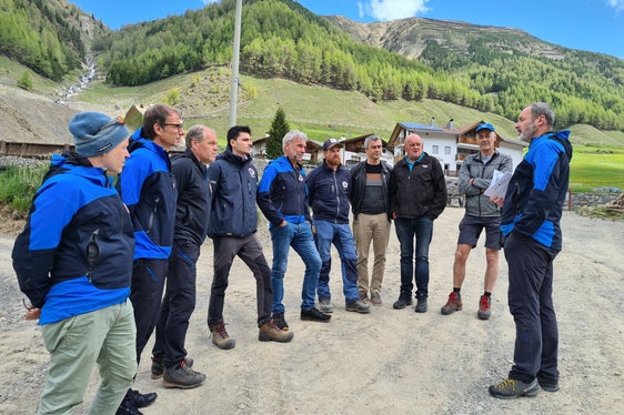 L'assessore Schuler (nella foto il quinto da sinistra) informato sui lavori svolti dall'Ufficio bacini montani nel corso del sopralluogo in Venosta. (Foto: ASP/GNews)