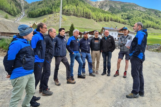 Bei der Baustelle Lawine Kappl: (vl.) Direktor Funktionsbereich Wildbachverbauung Fabio de Polo, Direktor Agentur für Bevölkerungsschutz Klaus Unterweger, Direktor Landesamt für Wildbach- und Lawinenverbauung West Peter Egger, Diego Nicolè vom Landesamt für Wildbach- und Lawinenverbauung Süd, Landesrat Arnold Schuler, stellvertretender Vorarbeiter Werner Wallnöfer, Bürgermeister Franz Alfred Prieth, Gemeindereferent Peter Eller, Gemeindevorarbeiter Helmuth Blaas, Julius Staffler vom Landesamt für Wildbach- und Lawinenverbauung West (Foto: LPA/Agentur Bevölkerungsschutz)