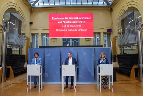 I trëi diretëures de furmazion Vincenzo Gullotta, da man ciancia, Gustav Tschenett y Edith Ploner à n lunesc ai 22 de lugio prejentà dac y cumpëides n con’ dl ann de scola 2023/24. (Foto: USP/Greta Stuefer)