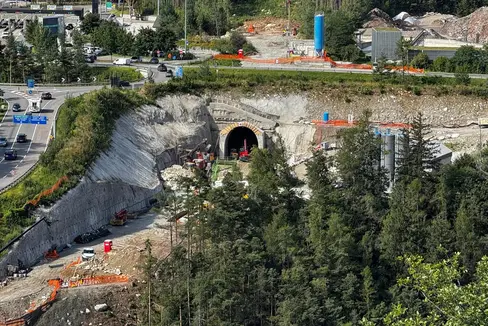 Nella zona della SS12 all'imbocco dell'autostrada a Varna iniziano i lavori di costruzione del futuro tunnel ferroviario. A tal fine, dall'8 settembre fino all'inizio di dicembre è necessaria la chiusura della strada statale. (Foto: USP/Dipartimento Infrastrutture e Mobilità)