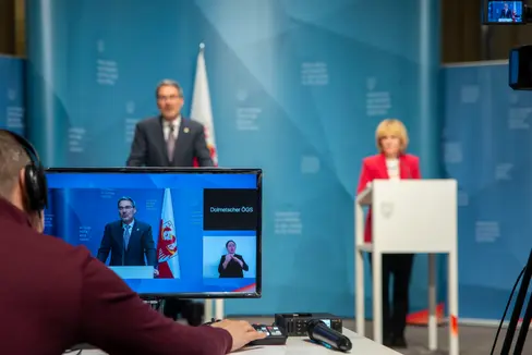 Seit Pandemiezeiten lässt das Land Südtirol wichtige Pressekonferenzen in Gebärdensprache übersetzen (im Archivbild eine Pressekonferenz nach Sitzung der Landesregierung). Seit heute sind Gebärdesprachen sprachlicher Minderheiten in Italien offiziell anerkannt. (Foto: LPA/Fabio Brucculeri)