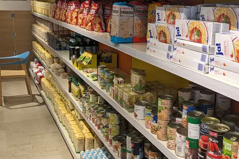 Lebensmittel sollten, aus sozialen aber auch aus Nachhaltigkeitsgründen, nicht verschwendet werden: Bei Lebensmitteltafeln und anderen ähnlich ausgerichteten Einrichtungen werden Lebensmittel aus der Überproduktion oder die aus anderen Gründen nicht mehr im Handel vertrieben werden sozial bedürftige Menschen zur Verfügung gestellt. (Foto: LPA/Hannes Wisthaler)