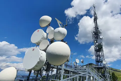 Mit einer Zuweisung von rund 3,85 Millionen Euro vom Land an die RAS sollen Wartung und Modernisierung der Sende- und Empfangsstationen, Investitionen in DVB- und DAB-Sender, der Ausbau von Funk- und Transportnetzen, die außerordentliche Wartung von Firmensitz, Labor, Fuhrpark und IT-Infrastruktur sowie die Anschaffung neuer Server, Software und Rundfunkgeräte finanziert werden (im Bild die Sendeanlage auf der Plose). (Foto: LPA/RAS)