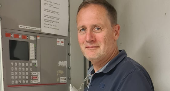 Rauch- und Brandmeldeanlagen in öffentlichen Gebäuden müssen an die EU-Vorschriften angepasst werden. Landesrat Bessone unterstreicht die Wichtigkeit der Sicherheit der Menschen und der Sicherung der Sachgüter. (Foto: LPA)