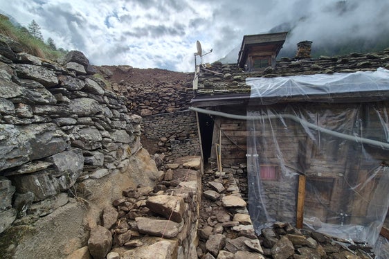 A maggio, il gruppo guidato dal caposquadra Martin Müller ha iniziato a mettere a nudo il muro dell’edificio sul versante a monte e ad alleggerire la struttura rimuovendo i detriti e i resti di muro che gravavano sull’edificio; è seguita la ricostruzione del muro di sostegno mediante due tipi di muratura. (Foto: USP/Ufficio Sistemazione bacini montani ovest presso l’Agenzia per la Protezione civile)