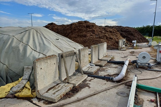 Besichtigung der Kompostieranlage im ungarischen Balatonfüred: Die CORE-Delegation konnte sich über die Belüftungstechnik informieren. (Foto: LPA/Landesagentur für Umwelt und Klimaschutz)