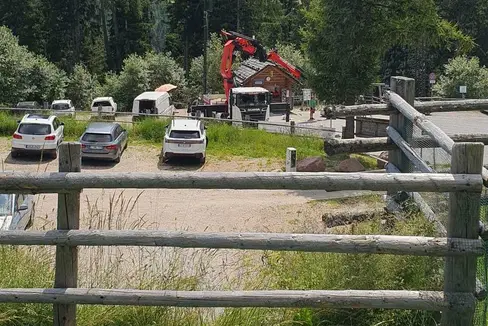 Auf dem Parkplatz der Villanderer Alm wurde ein Sendemast montiert. (Foto: LPA/RAS)