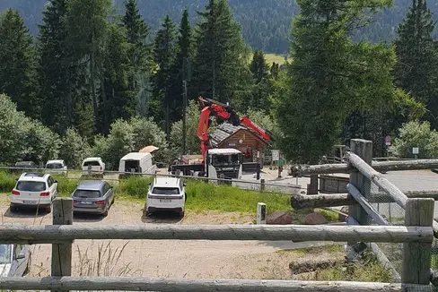 L'installazione del pilone di trasmissione nel parcheggio dell'Alpe di Villandro (Foto: RAS)