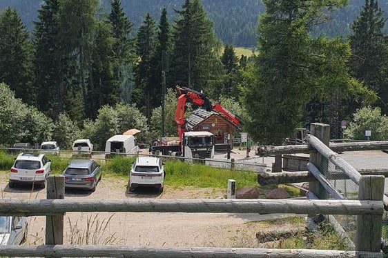 Auf dem Parkplatz der Villanderer Alm wurde ein Sendemast montiert. (Foto: LPA/RAS)
