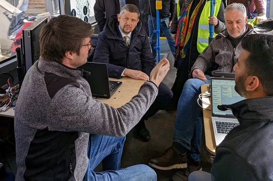 Umfassende Praxistests mit dem eCitaro fuel cell im März 2023 in Südtirol: Mobilitätslandesrat Daniel Alfreider (2.v.l.) bei einer Testfahrt im Gespräch mit den Technikern. (Foto: LPA/Ingo Dejaco)