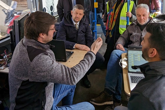 Test pratici approfonditi con la cella a combustibile eCitaro in Alto Adige nel marzo 2023: l'assessore provinciale alla Mobilità Daniel Alfreider (2° da sinistra) parla con i tecnici durante un test drive. (Foto: ASP/Ingo Dejaco)