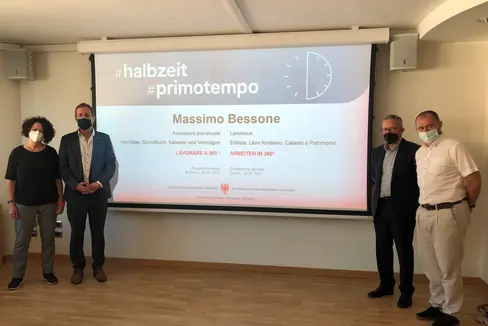 Landesrat Bessone (2.v.l.) hat gemeinsam mit den Abteilungsdirektoren Marina Albertoni (Hochbau und technischer Dienst), Alfred Vedovelli (Grundbuch, Grund- und Gebäudekataster) und Daniel Bedin (Vermögensverwaltung) seine #halbzeit-Pressekonferenz bestritten. (Foto: LPA/Silvana Amistadi)