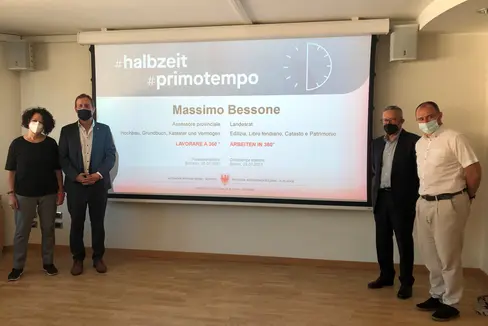 Landesrat Bessone (2.v.l.) hat gemeinsam mit den Abteilungsdirektoren Marina Albertoni (Hochbau und technischer Dienst), Alfred Vedovelli (Grundbuch, Grund- und Gebäudekataster) und Daniel Bedin (Vermögensverwaltung) seine #halbzeit-Pressekonferenz bestritten. (Foto: LPA/Silvana Amistadi)