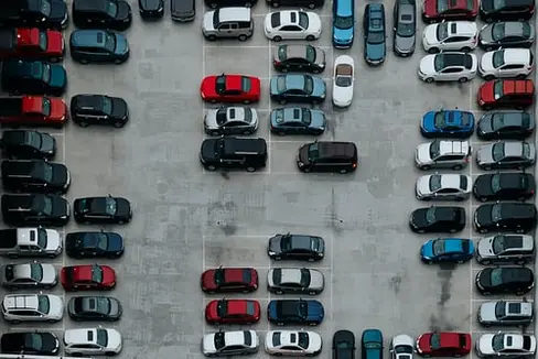 Mit 2022 entfällt die Kfz-Steuer für wiederzuverkaufende Fahrzeuge automatisch. Für die im letzten Quartal 2021 erworbenen Fahrzeuge können Händler bis Ende Jänner um Steueraussetzung ansuchen. (Foto: Unsplash)