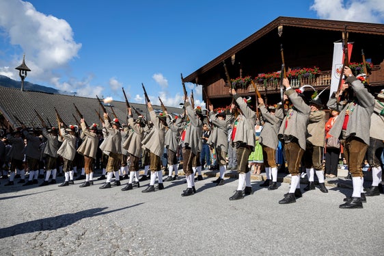 Anche gli Schützen hanno preso parte alla cerimonia di inaugurazione della Giornata del Tirolo al Forum Europeo di Alpbach (Foto: Land Tirol/Sedlak)