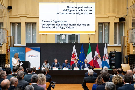 La presentazione della nuova Direzione regionale dell'Agenzia delle Entrate è stata moderata da Claudia Messner, direttrice dell'Agenzia di stampa e comunicazione della Provincia (a sinistra). (Foto: USP/Fabio Brucculeri)