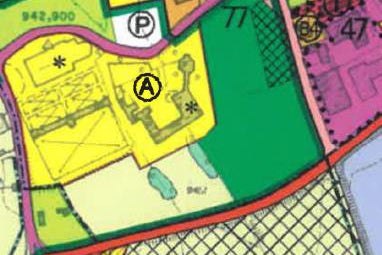 A Vipiteno la zona di verde pubblico via Giovo (in verde nella mappa) nei pressi dell'insieme Chiesa parrocchiale-ex Commenda dell'Ordine Teutonico Deutschhaus (in giallo nella mappa) con la modifica del PUC potrà essere ampliata di circa 7.900 metri quadri. (Foto: ASP/Ufficio pianificazione comunale)