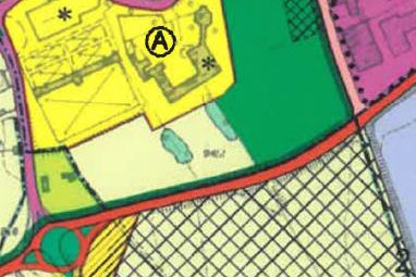 Die neue öffentliche Grünfläche (grüne Fläche auf der Karte) im Süd-Osten des Deutschhauses (gelb) von Sterzing kann um rund 7900 Quadratmeter erweitert werden. (Foto: LPA/Amt für Gemeindeplanung)