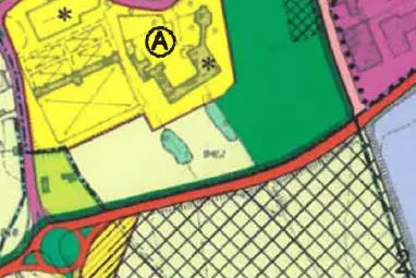 Die neue öffentliche Grünfläche (grüne Fläche auf der Karte) im Süd-Osten des Deutschhauses (gelb) von Sterzing kann um rund 7900 Quadratmeter erweitert werden. (Foto: LPA/Amt für Gemeindeplanung)