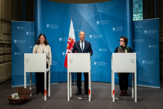 Landesrat Peter Brunner (Mitte) mit Marcella Morandini (rechts), UNESCO-Sonderbeauftragte des Lands Südtirol, und Johanna Niederkofler (links), Direktorin des archeoParc - campus transhumanza, die stellvertretend für die sechs Partnerorganisationen sprach, bei der Vorstellung der Tage des Immateriellen Kulturerbes im Pressesaal des Palais Widmann in Bozen. (Foto: LPA/Fabio Brucculeri)