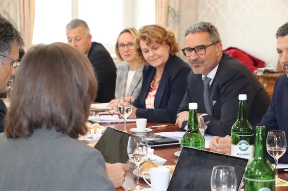 Eine Delegation der Südtiroler Landesregierung diskutierten mit der Regierung des Kantons Graubünden auch über Soziales und Familie wie Kleinkindbetreuung in Südtirol und Graubünden. Im Bild (von links): Landesrat Peter Brunner, Landesrätin Magdalena Amhof, Landesrätin Rosmarie Pamer und Landeshauptmann Arno Kompatscher. (Foto: LPA/Margit Piok)
