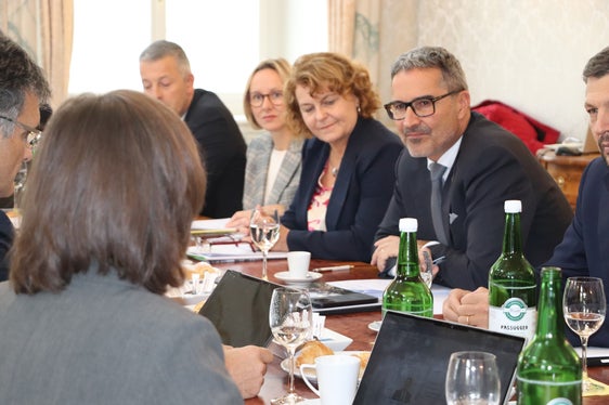 Eine Delegation der Südtiroler Landesregierung diskutierten mit der Regierung des Kantons Graubünden auch über Soziales und Familie wie Kleinkindbetreuung in Südtirol und Graubünden. Im Bild (von links): Landesrat Peter Brunner, Landesrätin Magdalena Amhof, Landesrätin Rosmarie Pamer und Landeshauptmann Arno Kompatscher. (Foto: LPA/Margit Piok)