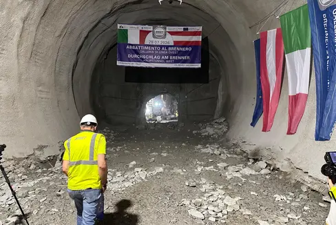 Con l’abbattimento dei diaframmi delle due gallerie di linea, il 28 luglio si sono collegati i due cantieri che per anni hanno lavorato in maniera indipendente, con due metodi di scavo differenti, grazie all’impegno di tecnici e maestranze. (Foto: USP/Dipartimento Infrastrutture e Mobilità/BBT SE)