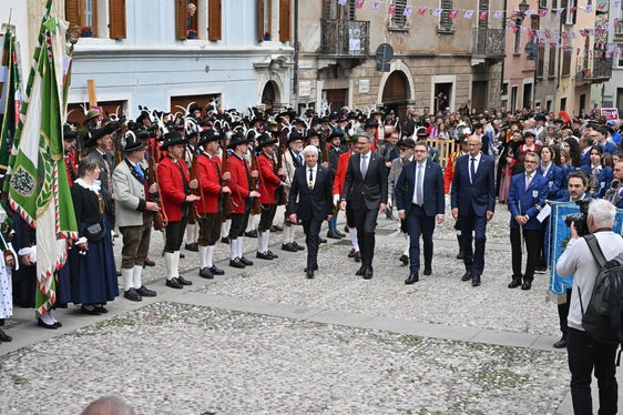 I tre governatori sfilano in strada durante la giornata di celebrazioni dell'Euregio. (Foto: Ufficio Stampa Provincia di Trento/Corrado Poli)