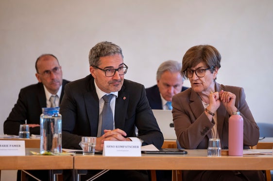Landeshauptmann Arno Kompatscher und die Präsidentin der Bezirksgemeinschaft Vinschgau Roselinde Gunsch betonten die gute Zusammenarbeit. Es sei wichtig, so Gunsch, dass Land und Gemeinden an einem Strang zögen. (Foto: LPA/Fabio Brucculeri)