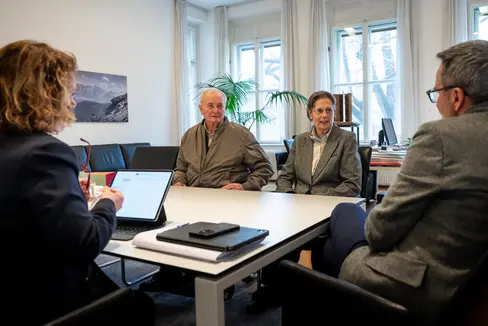 Johann Majr und Carla Bigarello vertreten über die Vereinigung ANMIL die Anliegen der Arbeitsinvalidinnen und -invaliden in Südtirol. Im Gespräch mit Landeshauptmann Kompatscher und Landesrätin Pamer ging es unter anderem um Maßnahmen zur Stärkung der Prävention von Arbeitsunfällen. (Foto: LPA/Fabio Brucculeri)